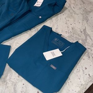 Caribbean blue figs scrubs (3 pieces)